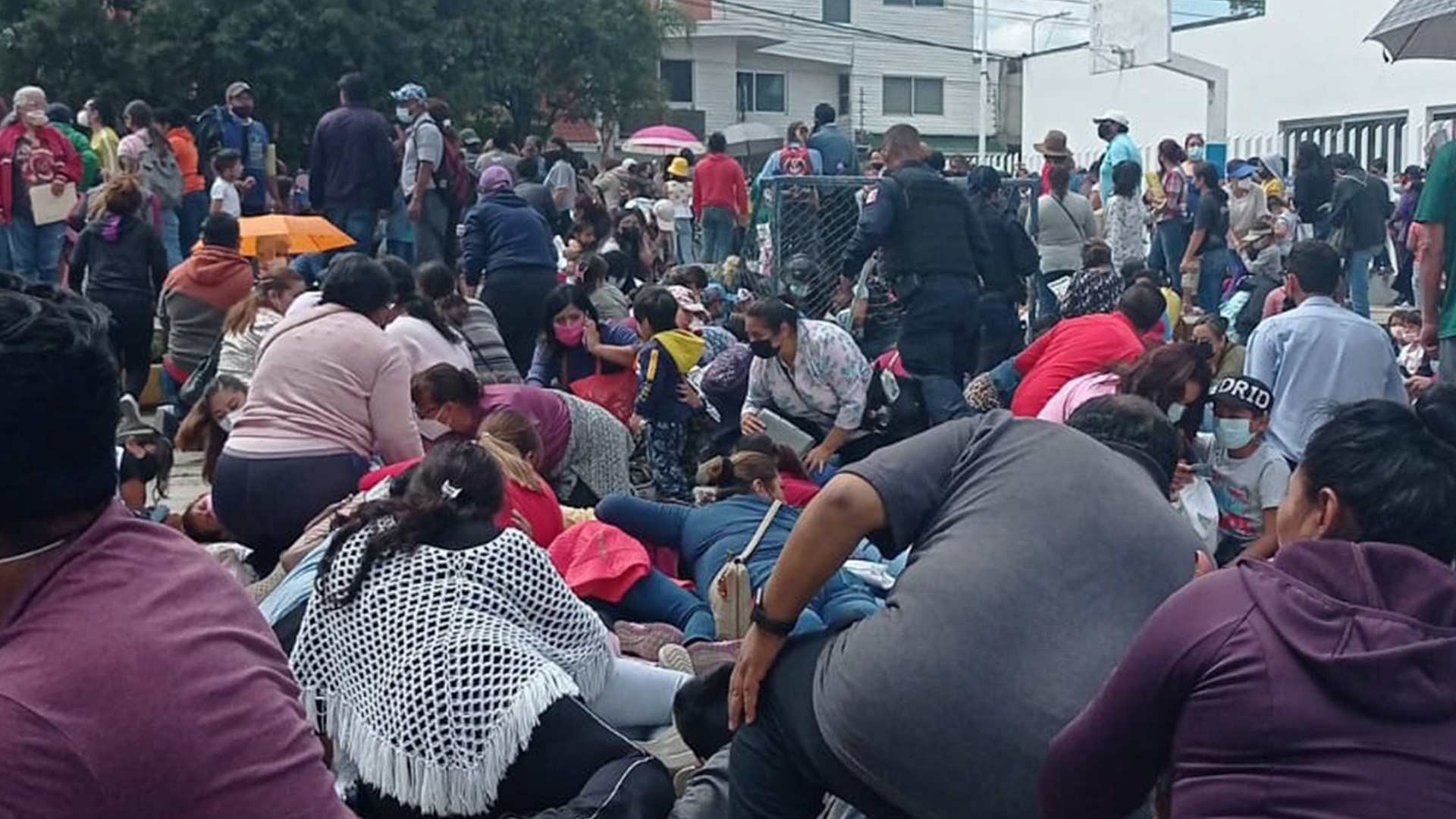 El pánico y el terror se desató en el centro de vacunación de Puebla ante los disparos (Foto: TW @PsychoK6)
