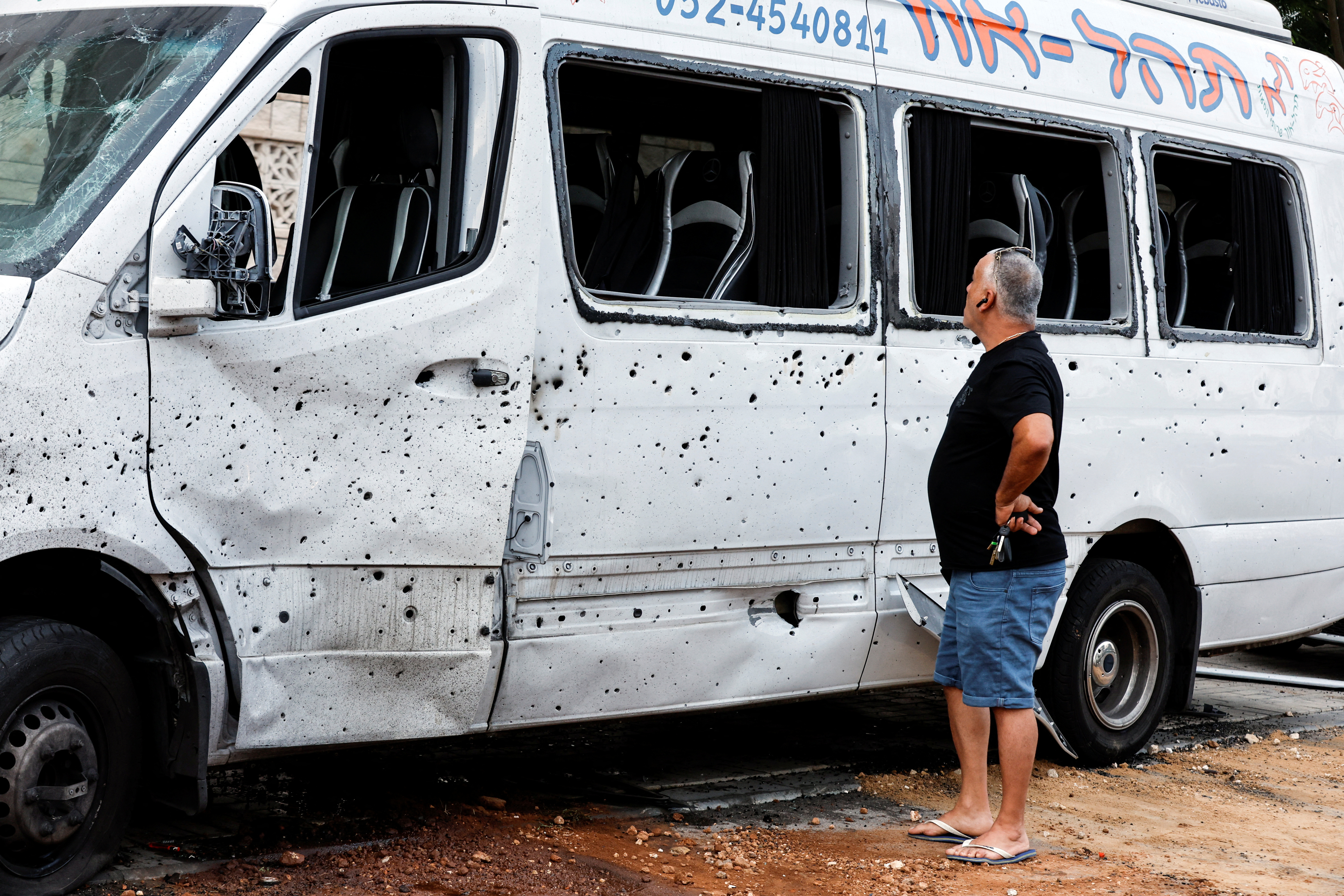 Un hombre israelí inspecciona un vehículo dañado tras un ataque con cohetes desde Gaza hacia Israel en Ashkelon, Israel, el 6 de agosto de 2022. REUTERS/Amir Cohen