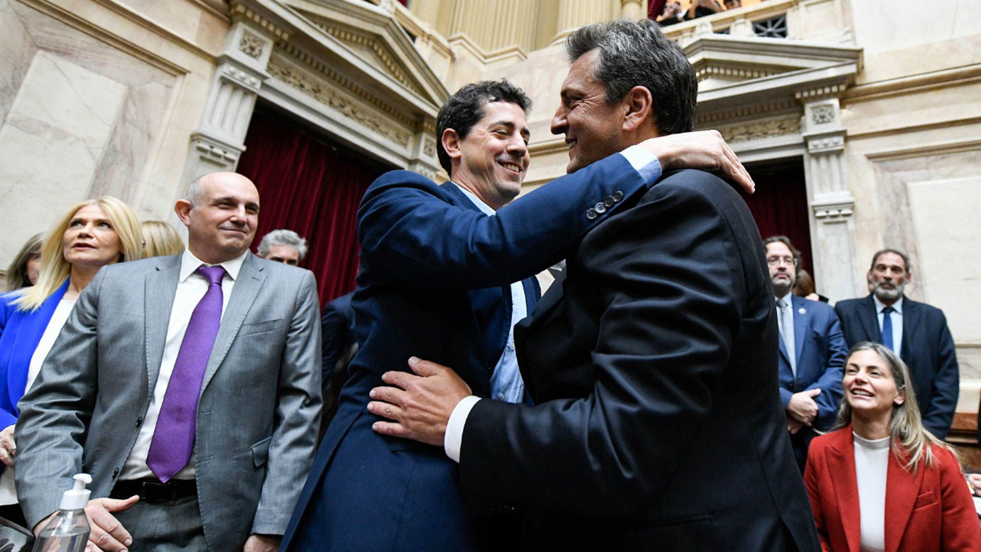 El saludo de Eduardo "Wado" de Pedro y Sergio Massa, tras la renuncia del flamante ministro de Economía, Producción y Agricultura