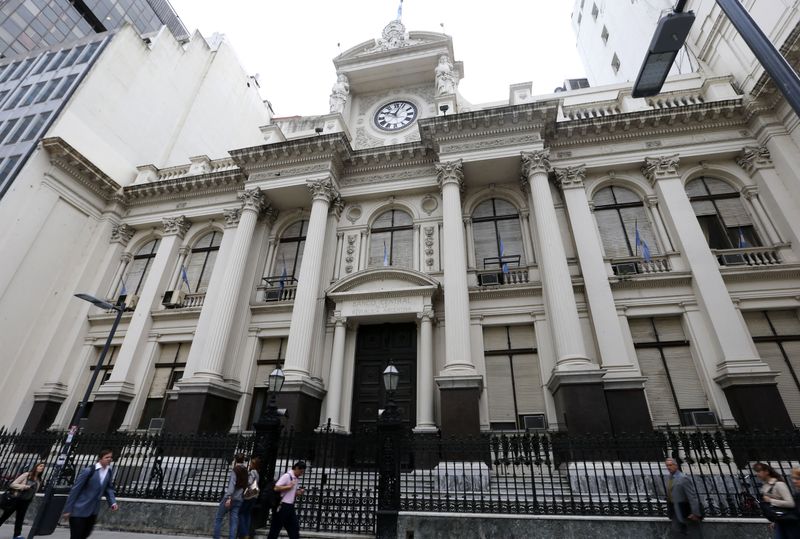 El Banco Central de Argentina no frena su emisión por el alto déficit fiscal.
REUTERS/Enrique Marcarian