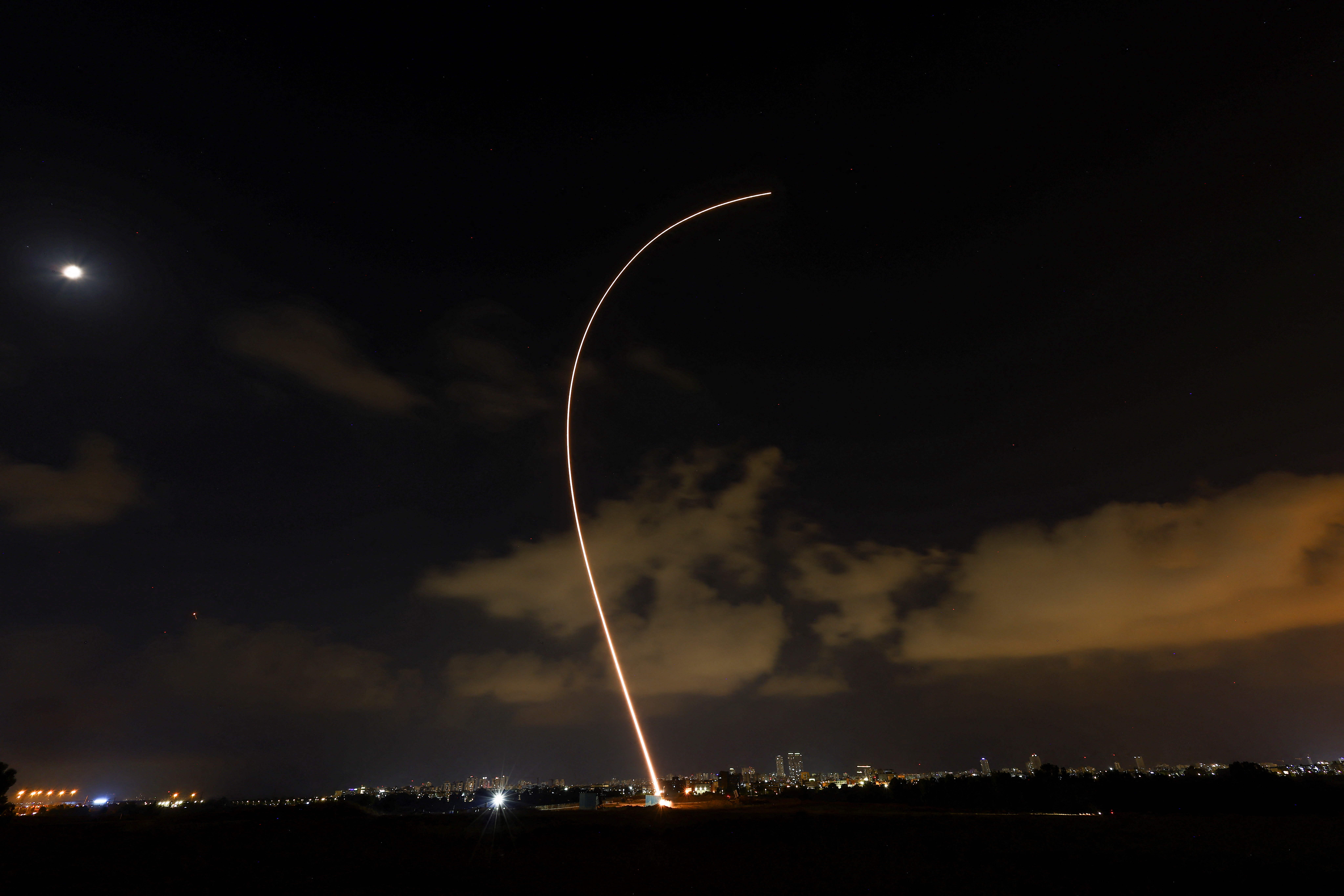 El sistema antimisiles israelí Cúpula de Hierro dispara para interceptar un cohete lanzado desde la Franja de Gaza hacia Israel cerca de Ashdod, Israel 6 de agosto de 2022. REUTERS/Ronen Zvulun