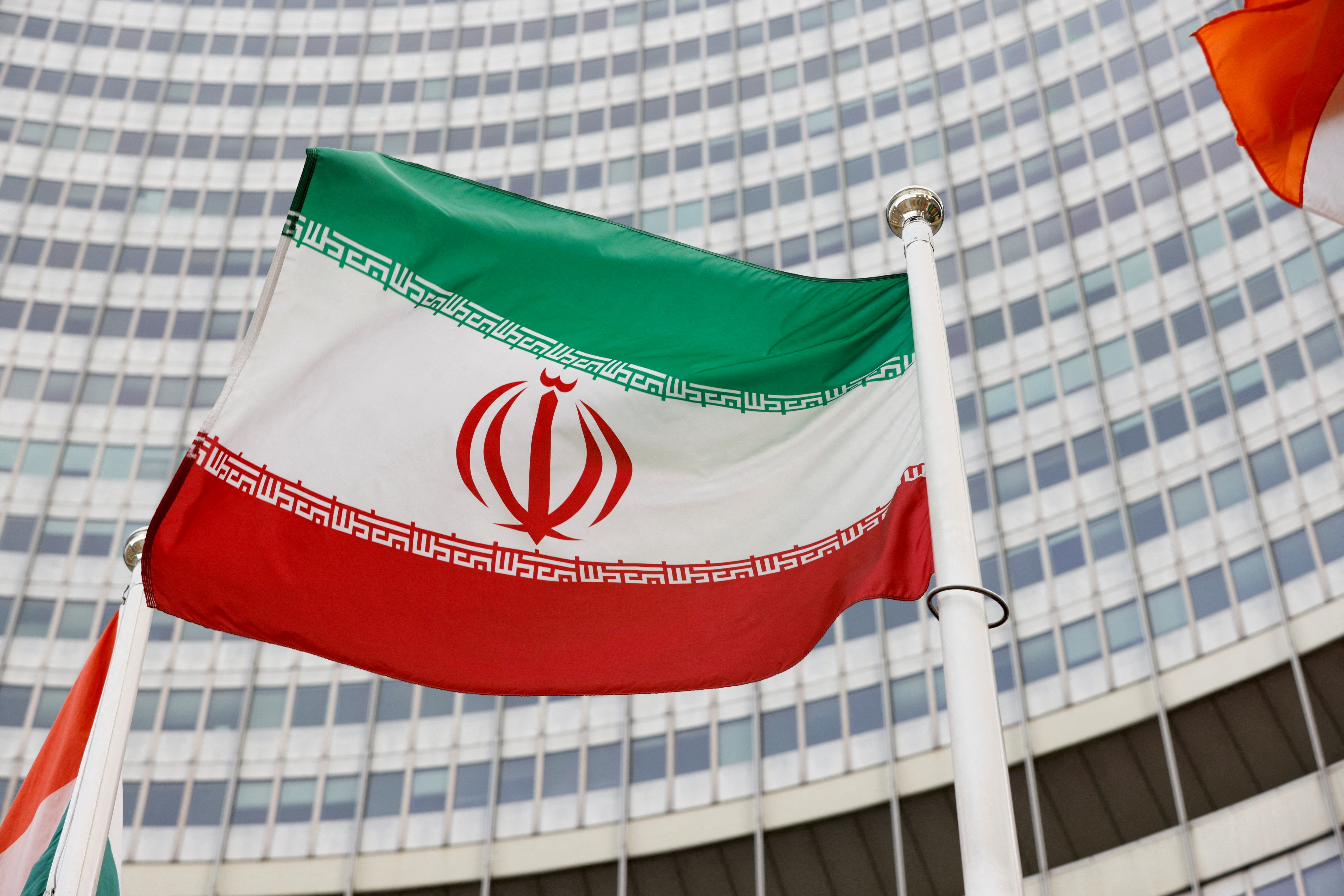 La bandera iraní frente a la oficina de la OIEA en Viena, Austria (Reuters)