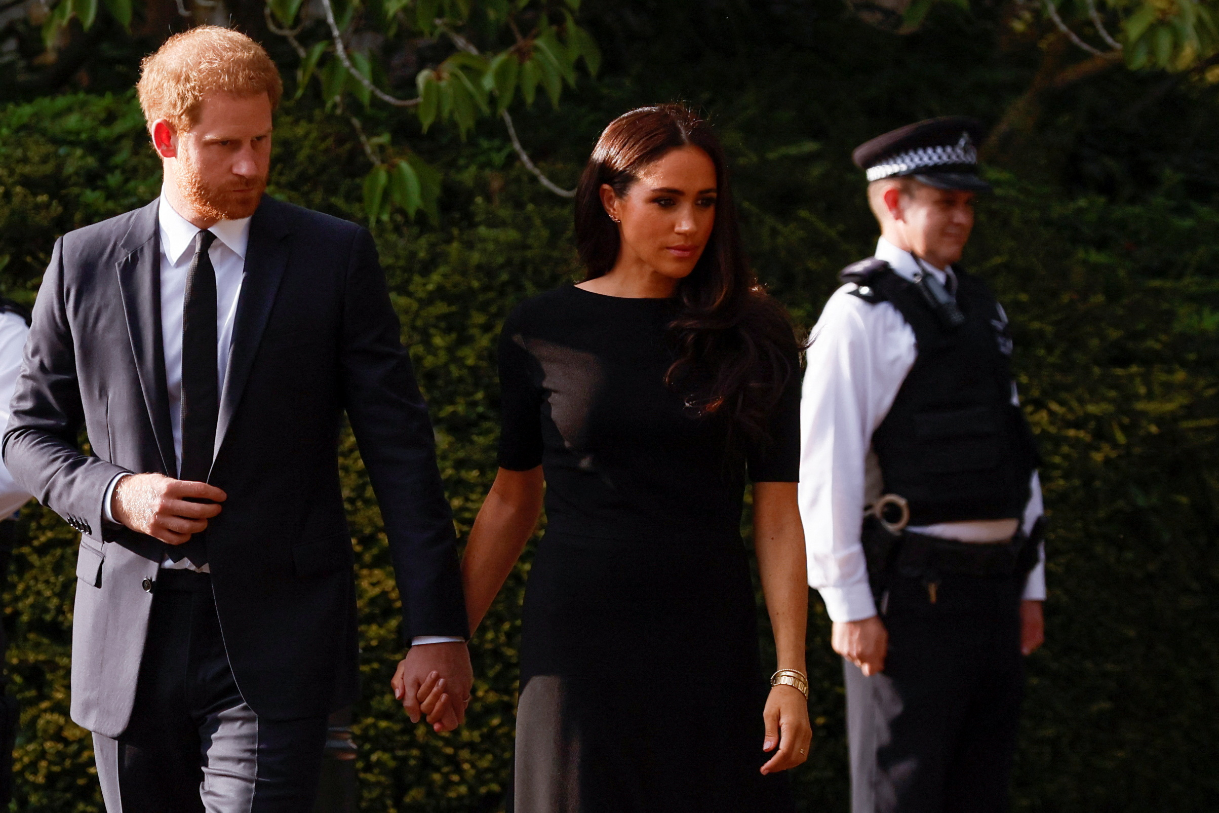 El príncipe Harry y Meghan, la duquesa de Sussex, caminan fuera del castillo de Windsor, luego del fallecimiento de la reina Isabel de Gran Bretaña, en Windsor, Gran Bretaña, el 10 de septiembre de 2022 (Reuters)