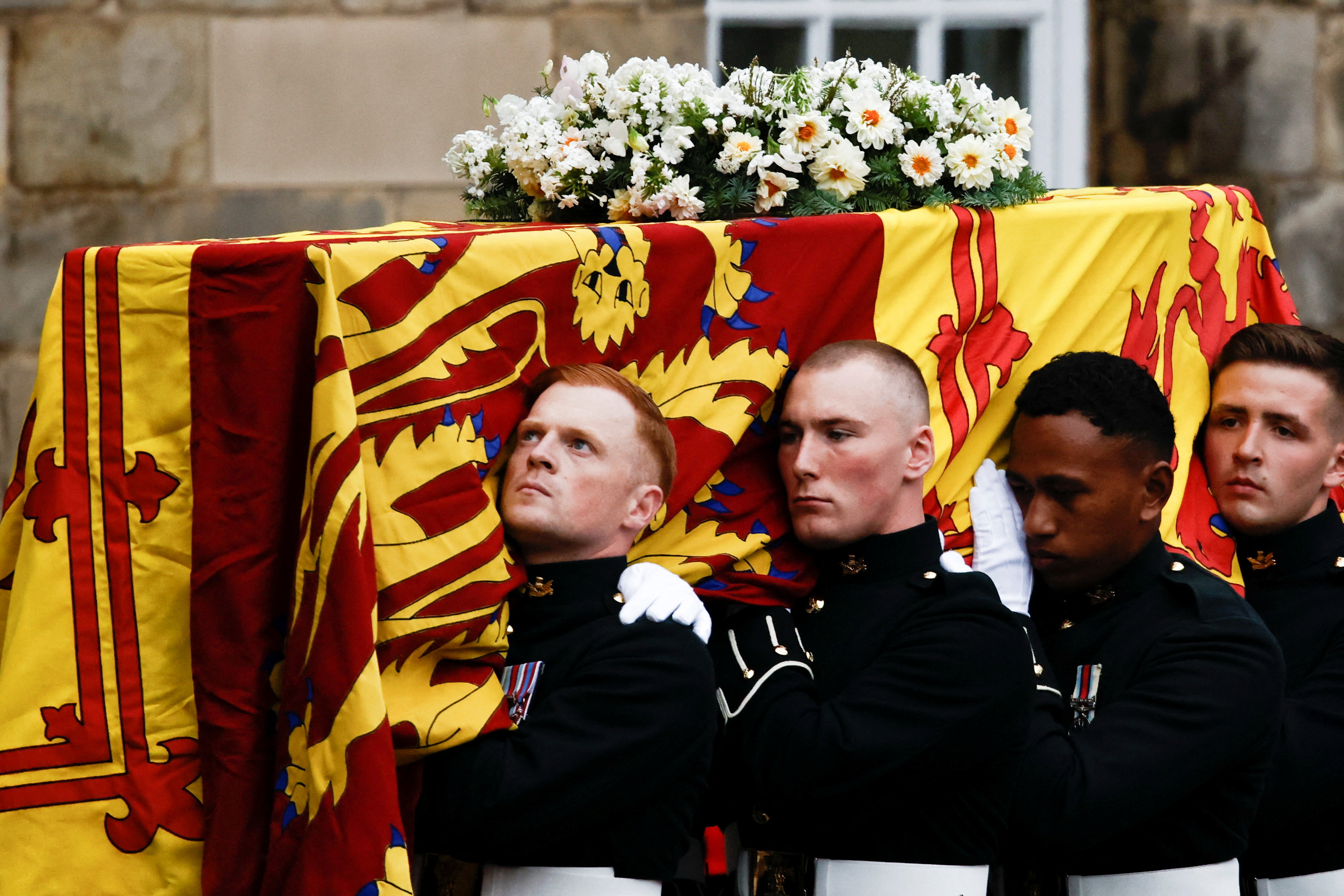 Los portadores del féretro llevan el ataúd de la reina Isabel de Gran Bretaña mientras el coche fúnebre llega al Palacio de Holyroodhouse en Edimburgo, Escocia, Gran Bretaña, 11 de septiembre de 2022. REUTERS/Alkis Konstantinidis/Pool