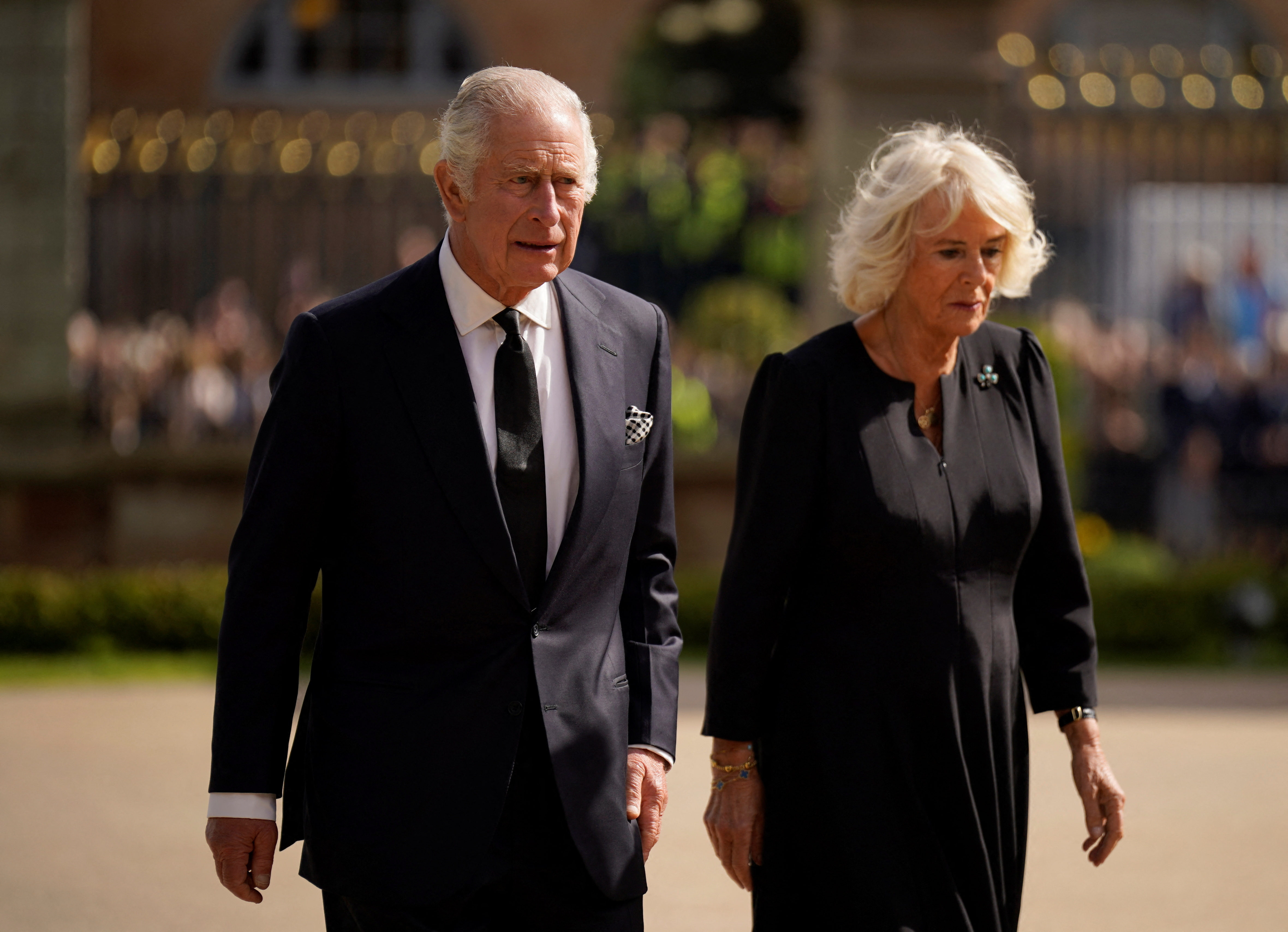 El rey Carlos III y la reina consorte fuera del castillo de Hillsborough