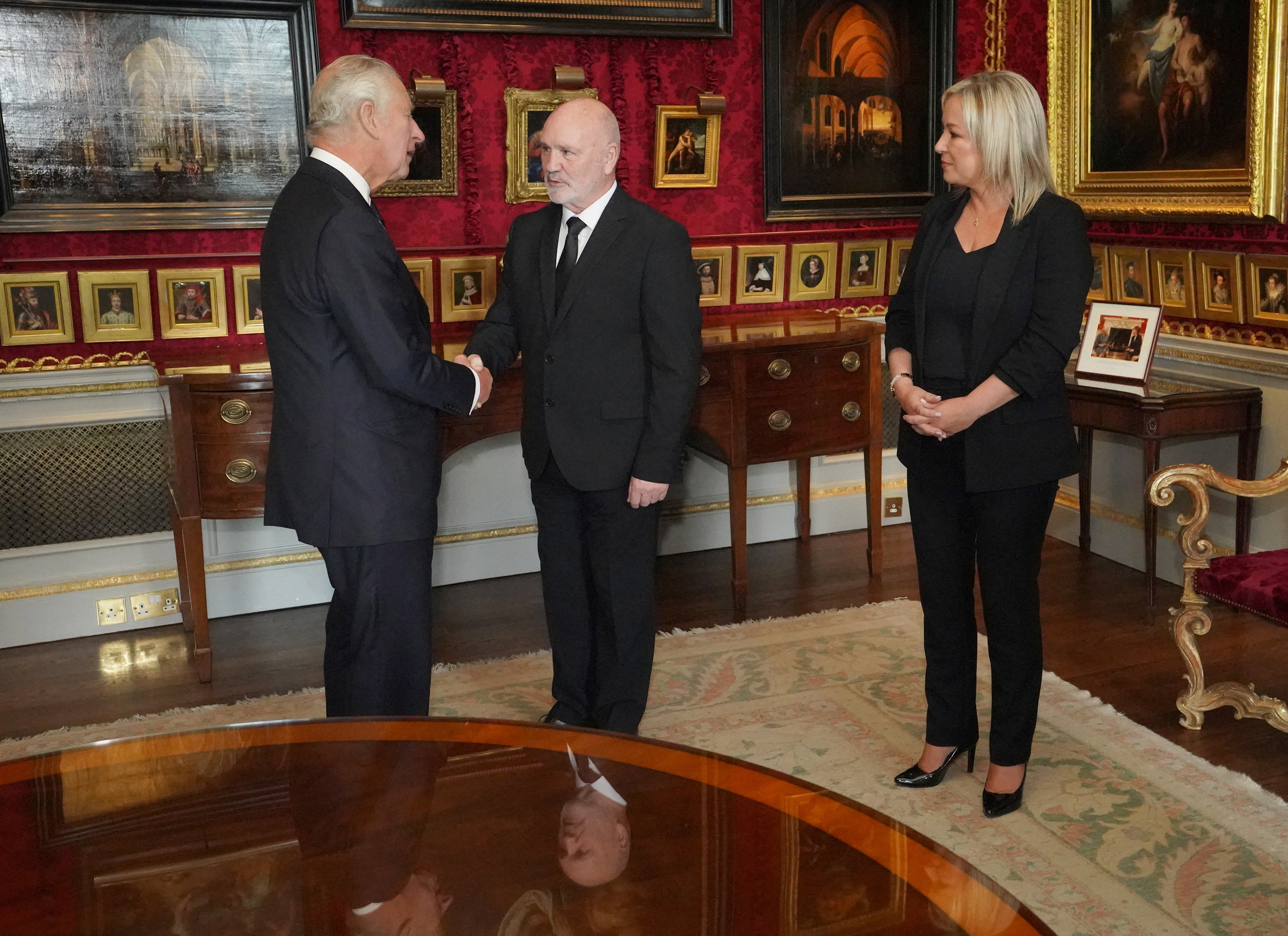 El rey Carlos III se reunió con el presidente de la Asamblea de Irlanda del Norte, Alex Maskey, y la vicepresidenta del Sinn Fein, Michelle O'Neill, en el castillo de Hillsborough