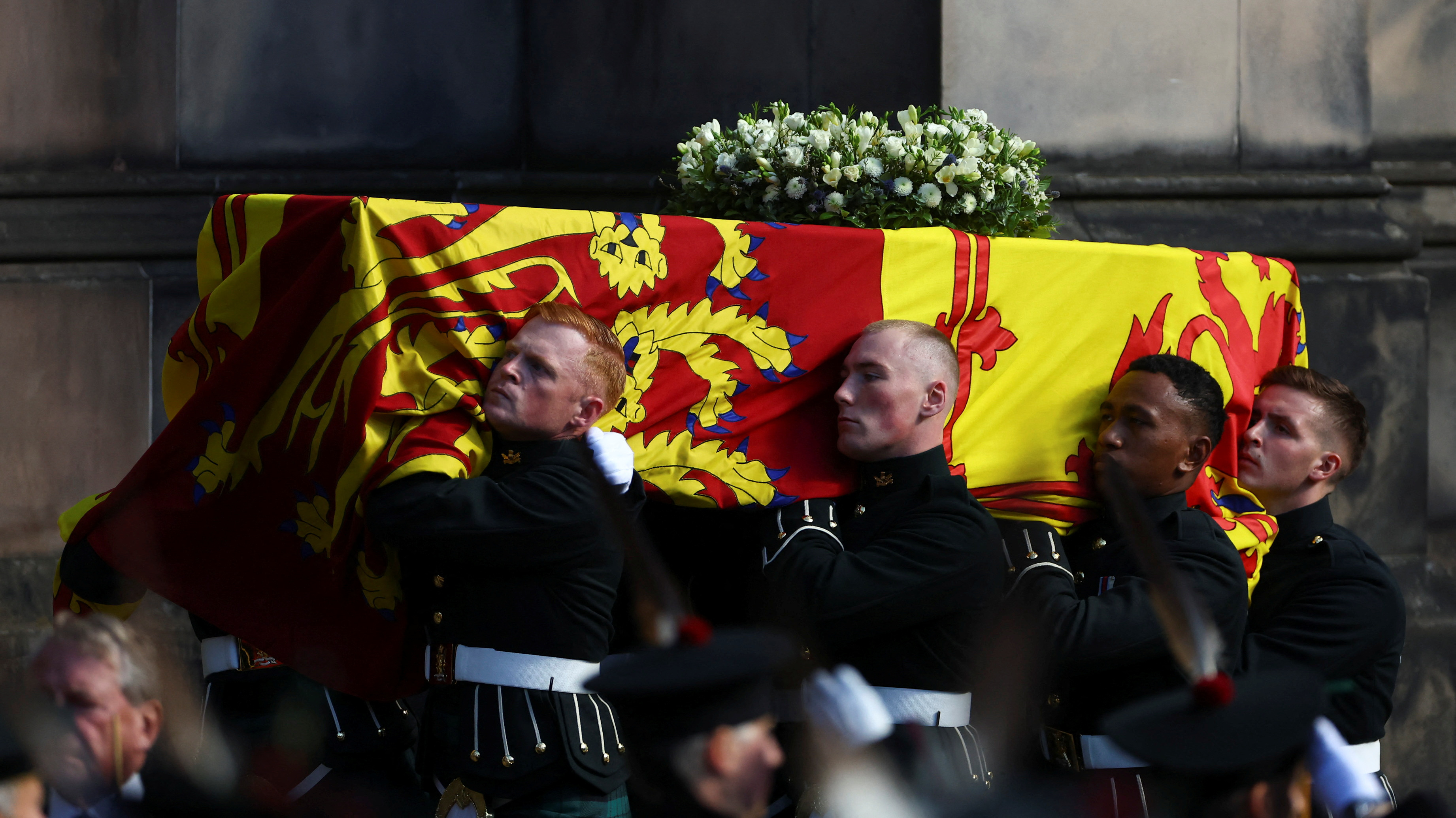 El féretro llega a la catedral (Reuters)