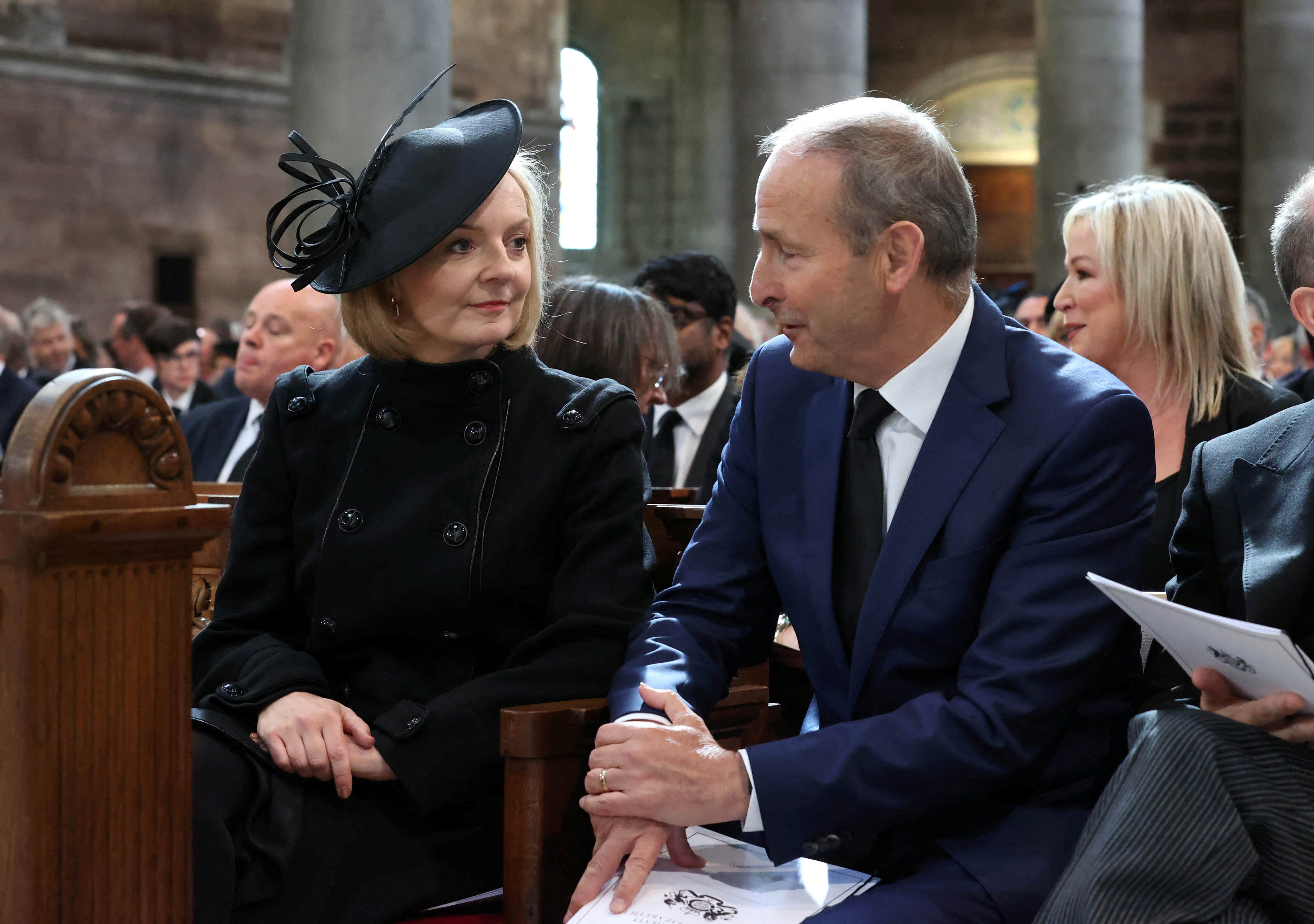 La Primera Ministra Liz Truss y el jefe del gobierno irlandés Micheal Martin asisten a un Servicio de Reflexión para la Reina Isabel II en la Catedral de Santa Ana en Belfast