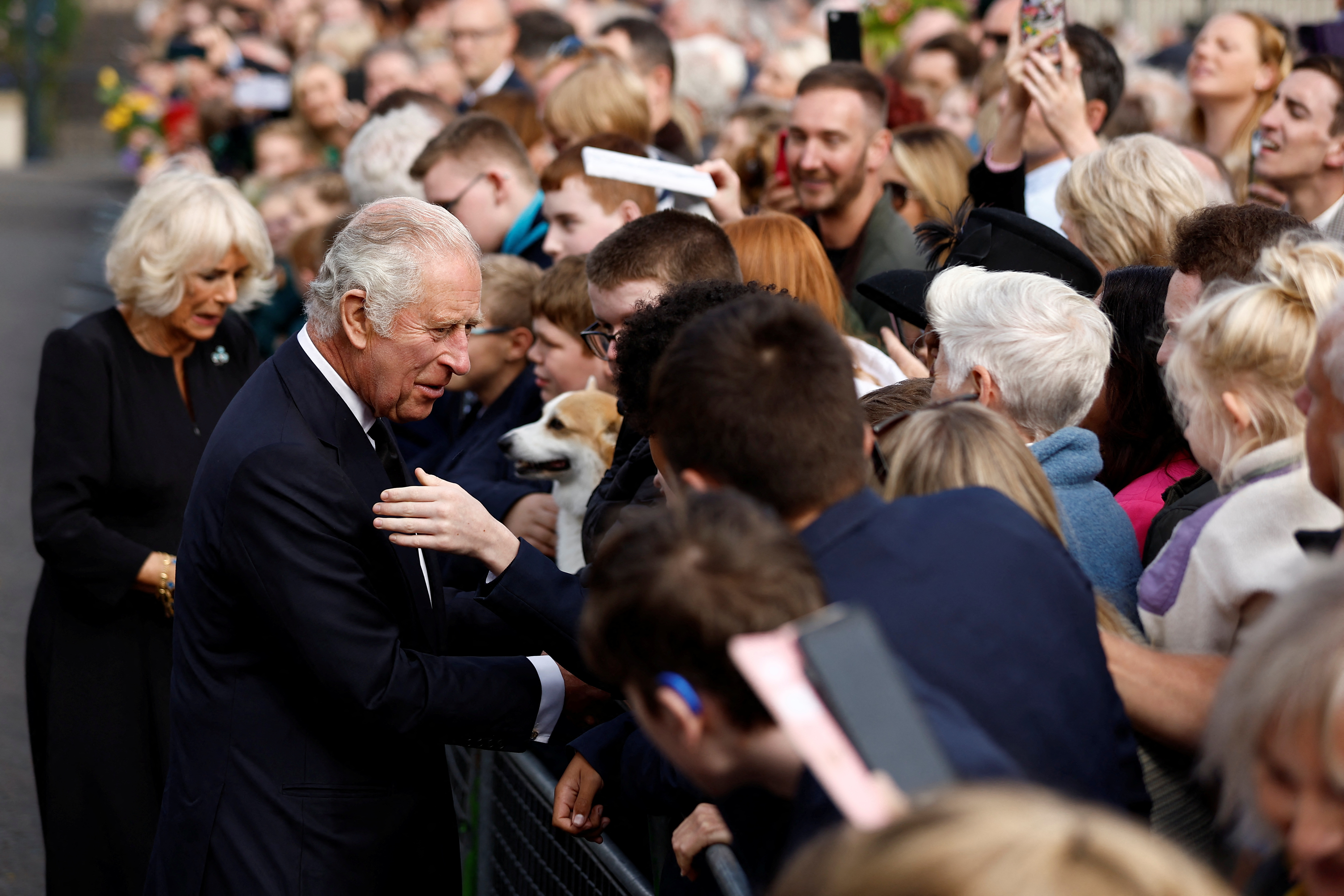 El rey Carlos y la reina Camila de Gran Bretaña llegan al castillo de Hillsborough, tras la muerte de la reina Isabel, en Royal Hillsborough, Irlanda del Norte