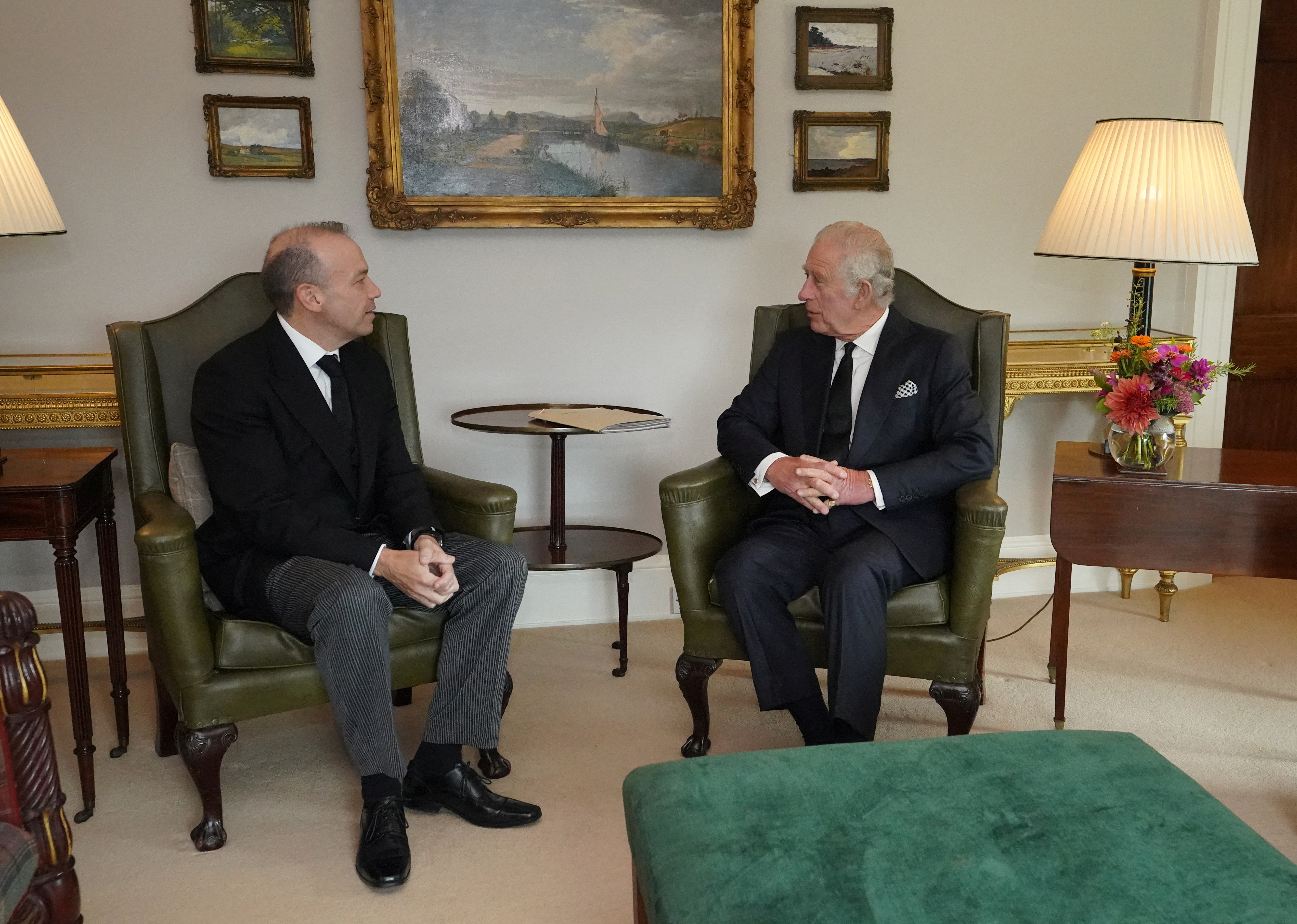 El rey Carlos III durante una audiencia con el secretario de Irlanda del Norte, Chris Heaton-Harris, en el castillo de Hillsborough