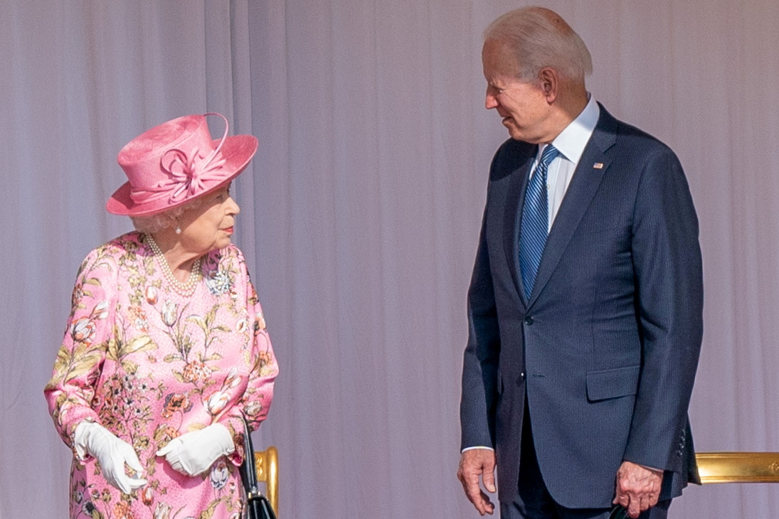 El presidente de Estados Unidos, Joe Biden, junto a la reina Isabel de Gran Bretaña durante su último encuentro en el castillo de Windsor, en Windsor, Gran Bretaña, el 13 de junio de 2021 (REUTERS)