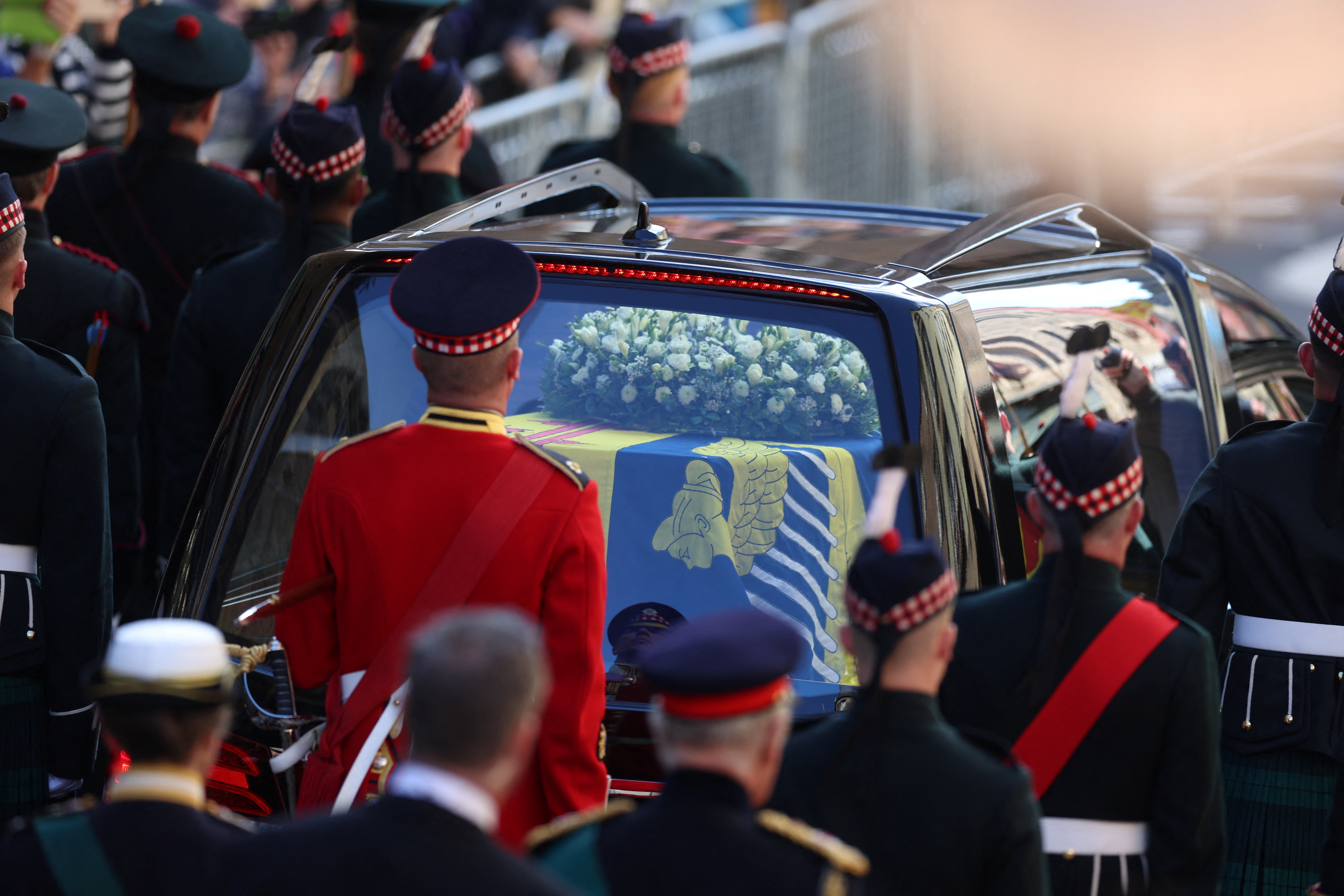 El féretro, cubierto con el estandarte real de Escocia y una corona de flores (Reuters)