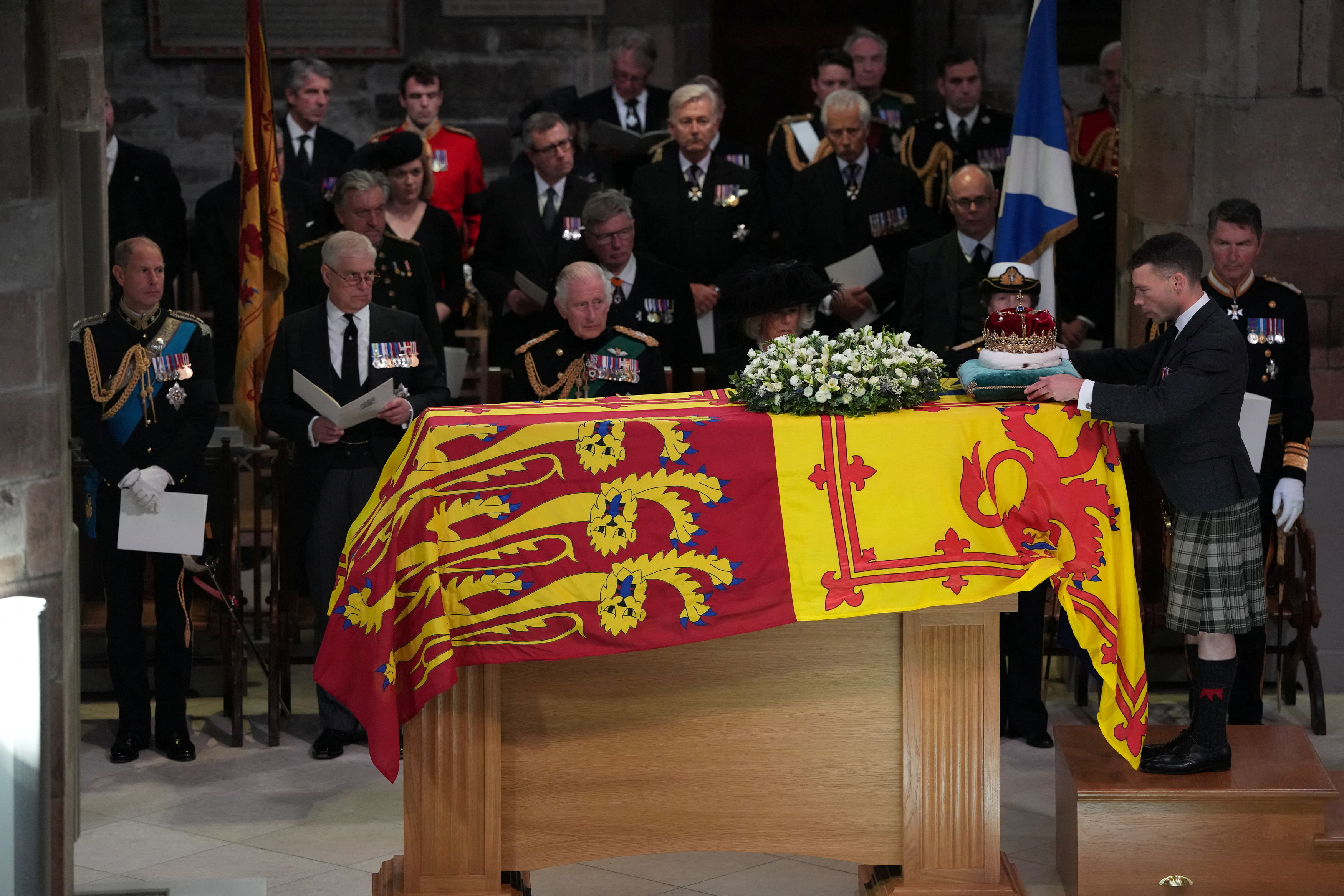 Los hijos de la fallecida reina observan mientras el Duque de Hamilton ubica la Corona de Escocia sobre el ataúd 