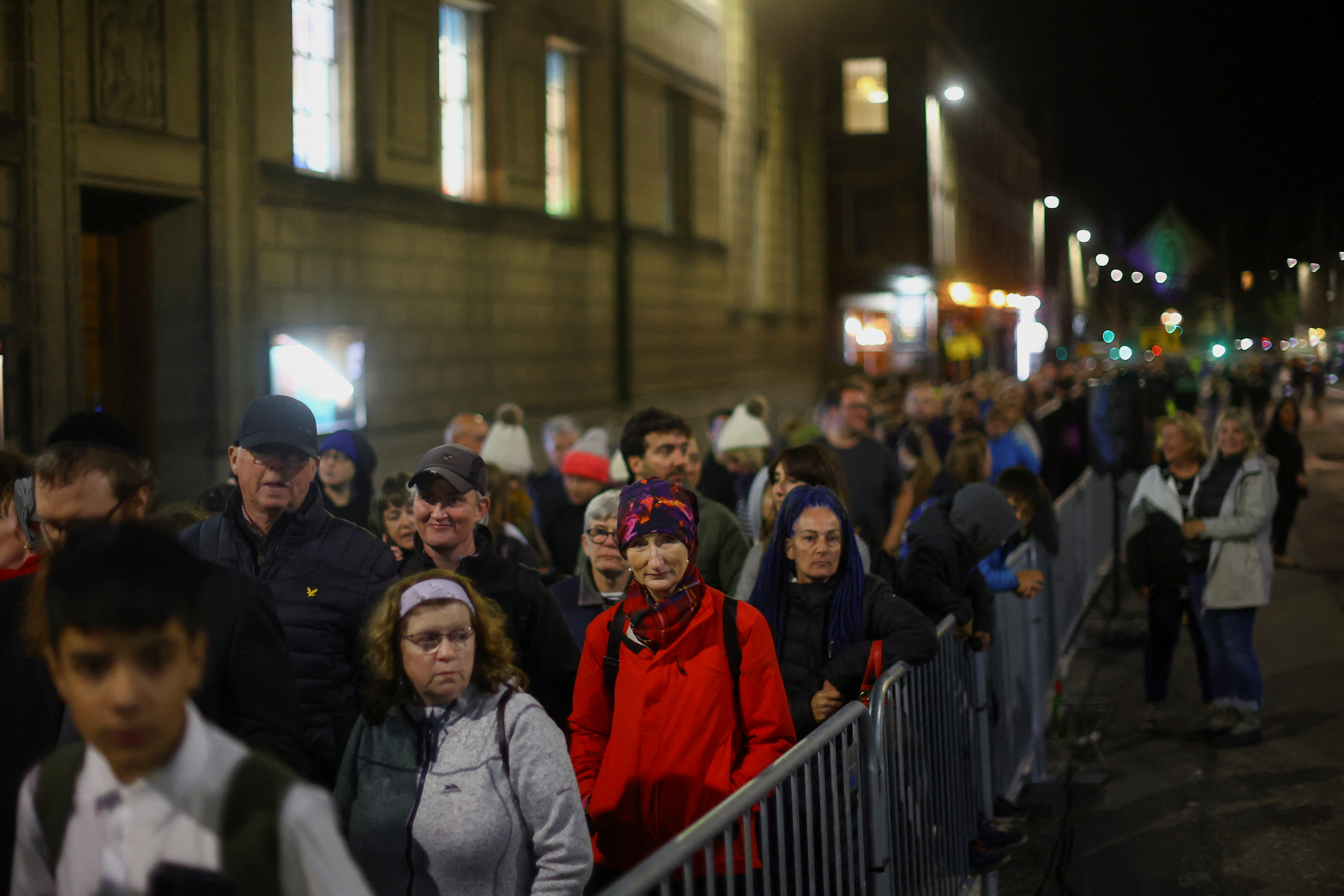 Personas hacen fila en las afueras de la catedral de Edimburgo para despedirse de su majestad Isabel II